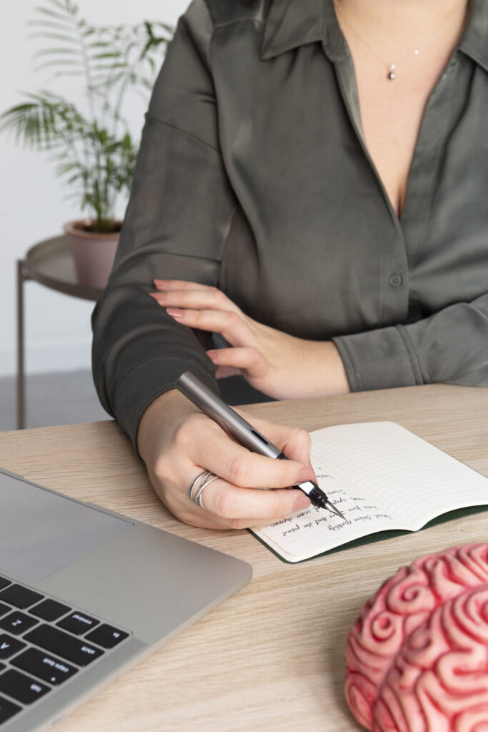  Soy Elena Torres, psicóloga general sanitaria en Málaga.